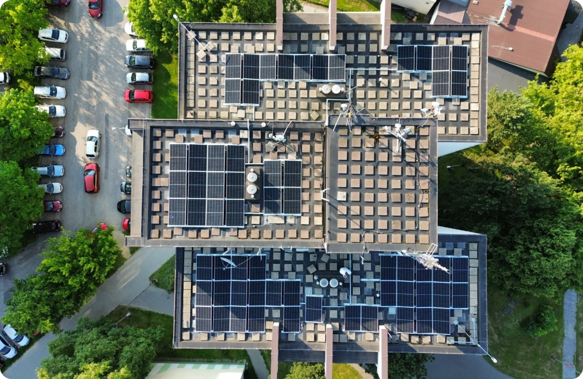 Bytový dům s fotovoltaickou elektrárnou na střeše, sdílení elektřiny mezi byty
